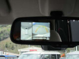 アラウンドビューモニターの映像はルームミラーにも映しだせます。