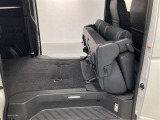 後席シートを格納すると荷室スペースを確保することができます。