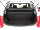 後部座席に座れる状態でも荷室はこれだけ広さがあります!お出かけやお買い物にも重宝します。ついつい買い物しすぎても安心ですね♪