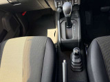 シフトレバーです。サイドブレーキは、手動式です。