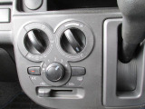 エアコンはマニュアル式。