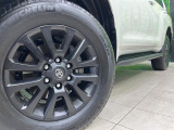【純正18インチアルミホイール】外観にマッチした純正アルミホイールを装着しております。各種社外アルミホイールや、スタッドレスタイヤも取扱いしております。是非ご相談ください♪
