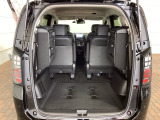 3列目シートを跳ね上げればラゲッジスペースを更に広く使えます。