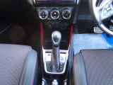 シフトレバーも、赤と黒のステッチで、デザイン性が上がっております。