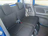 ゆったりしたリヤシート足元空間も広くリラックスしてドライブが楽しめます。