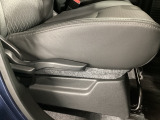 運転席にはドライバーの体型や好みに応じて前後方向だけでなく、高さの調整ができるシートリフターを装備!