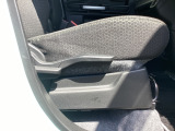 運転席にはドライバーの体型や好みに応じて前後方向だけでなく、高さの調整ができるシートリフターを装備!