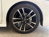 18インチ・アルミ純正 タイヤ溝は5mmです。スタッドレスタイヤを装着しており、ノーマルタイヤに履き替えした状態での納車が可能です。タイヤ費用は料金に含まれています。
