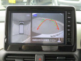 アラウンドビューモニターも装備しております。ご覧のように車体を真上か見たような映像なので、車庫入れの苦手なお客様ももうご心配いりません。