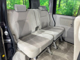 後部座席も気になるようなキズ・汚れやへたり等、大きなダメージはなく、良好な状態です。