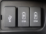 通常のUSB入力端子の他にスマホ充電に対応した2.5AのUSB端子を2箇所装備☆仲良く充電できちゃいますね☆