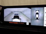 パノラミックビューモニターシステムが付いているので車の上から見た映像が確認できますよ。
