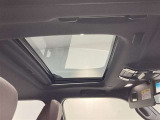 開放感たっぷりのサンルーフ付きです。車内が明るくなり、ドライブの気分も一段と高まります。