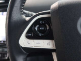 ステアリングスイッチ付き。前方から目を離すことなく操作することが可能です。