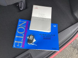 メンテナンスノート【整備記録簿】、取説も揃っています。スマートキーはバッグなどにしまったままボタン操作でエンジンの始動・停止ができて大変便利です。
