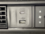 エアコン操作パネルの左側に、スマートフォンなどの充電可能なUSB端子と、音源などの外部入力の可能なUSB端子がついています。移動中に充電もできるので便利です。