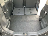 後席は簡単な操作で多彩なシートアレンジを可能にします。広大なフラットな荷室として使えます。日常・レジャーと大活躍です。