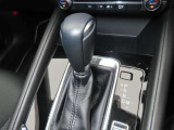 CX-5のシフトレバーです。MTモード付きの6ATで、しなやかな走りを支えます。また、足元にはフロアマットも装着済みです。