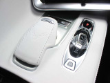 8速DCTの車両になります。電動パーキング、走行モードの変更、トラクションコントロールOFFのスイッチが装備されております。