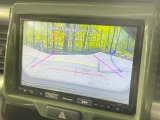 【バックカメラ】駐車時に後方がリアルタイム映像で確認できます。大型商業施設や立体駐車場での駐車時や、夜間のバック時に大活躍!運転スキルに関わらず、今や必須となった装備のひとつです!
