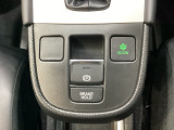 セレクトレバーの下に電子制御パーキングブレーキがあります。スイッチひとつで、停車した地点の傾斜などをシステムが検知・判断してブレーキ力を自動的に最適制御し、しっかり停車できるパーキングシステムです。