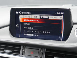 こちらのお車には先進安全装備が多数搭載されています。衝突被害を回避あるいは軽減するためのブレーキや、後方死角からの接近警報、車線逸脱を防止する警報装置など、詳しくはスタッフまでお尋ねください。