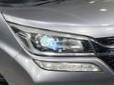 【HIDヘッドライト】悪天候や夜間走行時も良好な視界を確保し安心して運転できる高輝度LEDヘッドライトを装備!点灯速度が早く、消費電力も抑えられています。