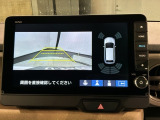 リバースギアに入れるだけで後方の表示へ切り替わります。夜間や雨の日の駐車も楽になりますよ。