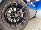 ●純正20インチアルミホイール:輸入車ならではの卓越した走りを支えるホイールと足回りです!日本車の走りに慣れている方にもぜひ体感して頂きたいほど、高いレベルでまとまっています!