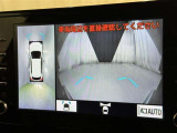 パノラミックビューモニターシステムが付いているので車の上から見た映像が確認できますよ。 一目で車両周辺の情報を確認できますが、直接安全をご確認下さい。