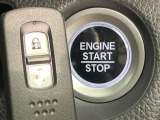 【Hondaスマートキー】カバンやポケットに入れたままでもドアの施錠・解錠が可能なスマートキーを装備。エンジンのオン・オフ時もカギを取り出す必要が無いからとっても便利です♪