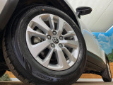 【純正16インチアルミホイール】外観にマッチした純正アルミホイールを装着しております。各種社外アルミホイールや、スタッドレスタイヤも取扱いしております。是非ご相談ください♪
