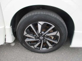 16インチ純正アルミホイール。