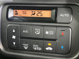 【オートエアコン】一度お好みの温度に設定すれば、車内の温度を検知し風量や温度を自動で調整。暑い&hellip;寒い&hellip;と何度もスイッチ操作をする必要はありません。快適な車内空間には必須の機能ですね♪