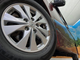 【純正15インチアルミホイール】外観にマッチした純正アルミホイールを装着しております。各種社外アルミホイールや、スタッドレスタイヤも取扱いしております。是非ご相談ください♪