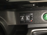 【両側パワースライドドア】両側がパワースライドドアになっており、運転席のスイッチやスマートキーでも開閉が可能です!開口部も広いので乗り降りも楽々♪