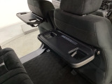 運転席・助手席の背もたれには、2列目シート用にカップホルダー付きの「格納式のシートバックテーブル」を装備しています。休憩時のちょっとした時間などカップを置いたり、小物置きに使えて便利です。