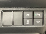 ハンドルの右側にHondaセンシング用のVSA解除スイッチとパワーテールゲートスイッチなどがついています。パワーテールゲートスイッチは車内からでもテールゲートの開け閉めを電動でできます。
