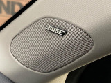 【BOSEサウンドシステム】メーカーオプションの高品位サウンドシステムを搭載。専用のチューニングが施された大小様々なスピーカーから良質なサウンドが奏でられ、臨場感あふれる音響空間を演出します。