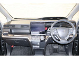 操作性に優れた運転席となります!小物入れや各ボタンの配置にこだわり、使いやすいです!座り心地もよく視認性も良好なのでロングドライブもお任せ下さい!