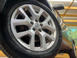 【純正18インチアルミホイール】外観にマッチした純正アルミホイールを装着しております。各種社外アルミホイールや、スタッドレスタイヤも取扱いしております。是非ご相談ください♪