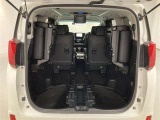 3列目シートは跳ね上げ式で折りたたみ可能です。キャンプ用品など大きな荷物もばっちり収納可能です。