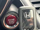 【Hondaスマートキー】カバンやポケットに入れたままでもドアの施錠・解錠が可能なスマートキーを装備。エンジンのオン・オフ時もカギを取り出す必要が無いからとっても便利です♪