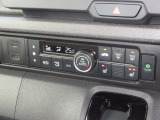 エアコンはオートエアコンでお好みの温度調整が出来、オールシーズン快適にドライブできます!フロントシートの座面に2段階調節のシートヒーターを内蔵。身体を直接温めることができます。