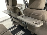 運転席・助手席の背もたれには、2列目シート用にカップホルダー付きの「格納式のシートバックテーブル」を装備しています。休憩時のちょっとした時間などカップを置いたり、小物置きに使えて便利です。