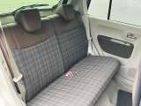 2列目シートも足元はゆったりしており快適にお座り頂けます!後部座席にお乗りの方も楽しく広々と使用できます!!