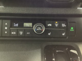 オートエアコンがついてますので、簡単操作で快適に過ごせます。リア熱線のスイッチの中にサイドミラーヒーターも入っています。パネル内のシートヒータースイッチは前席の左右別々に2段階で温度設定ができます。