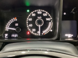 スピードメーターとタコメーターを大きく配した見やすいメーター部になっています。右側のインフォメーション画面でオドメーターや燃費などの情報を確認できます。