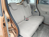 後部座席も気になるようなキズ・汚れやへたり等、大きなダメージはなく、良好な状態です。