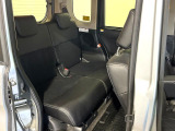 後部座席も気になるようなキズ・汚れやへたり等、大きなダメージはなく、良好な状態です。